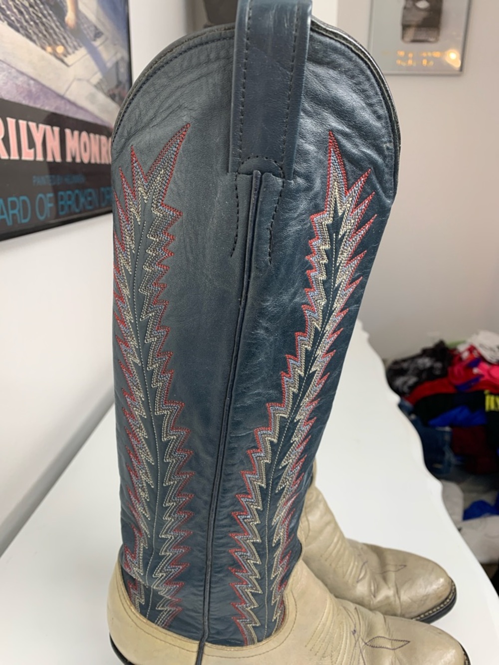 Two-Tone Vintage Western Boots - Picture 3 of 9